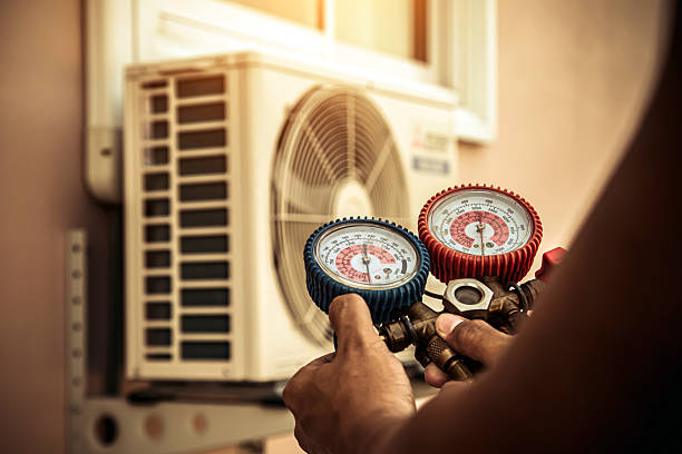 Professional Hvac technician working in Corinth, MS